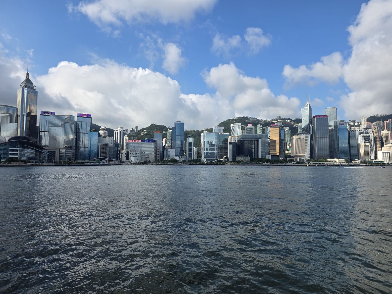 从维多利亚港远眺香港湾仔与中环的天际线