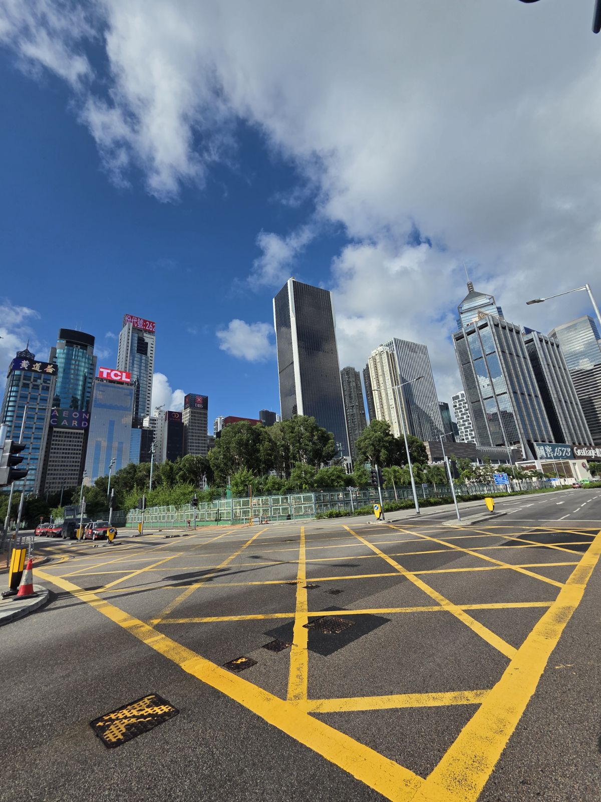 香港湾仔写字楼群下的黄色网状交叉路口